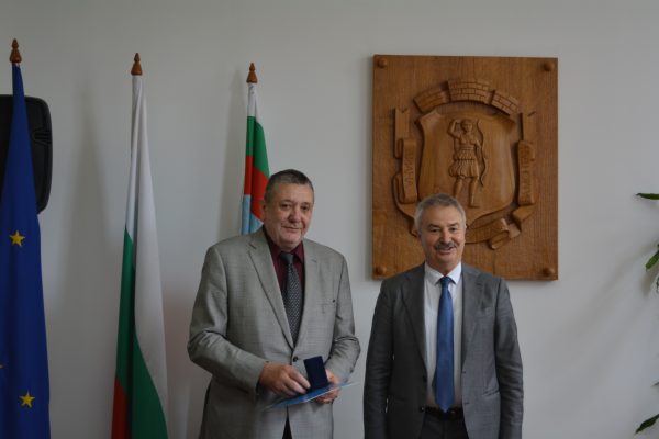 Кметът на Монтана връчи три почетни значки за Деня на българската просвета и култура