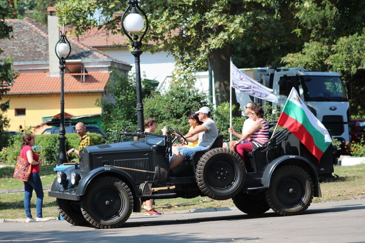 Четвъртото издание на Ретро парада във Видин събра над 100 превозни средства, автомобили и мотоциклети, от България и чужбина. 