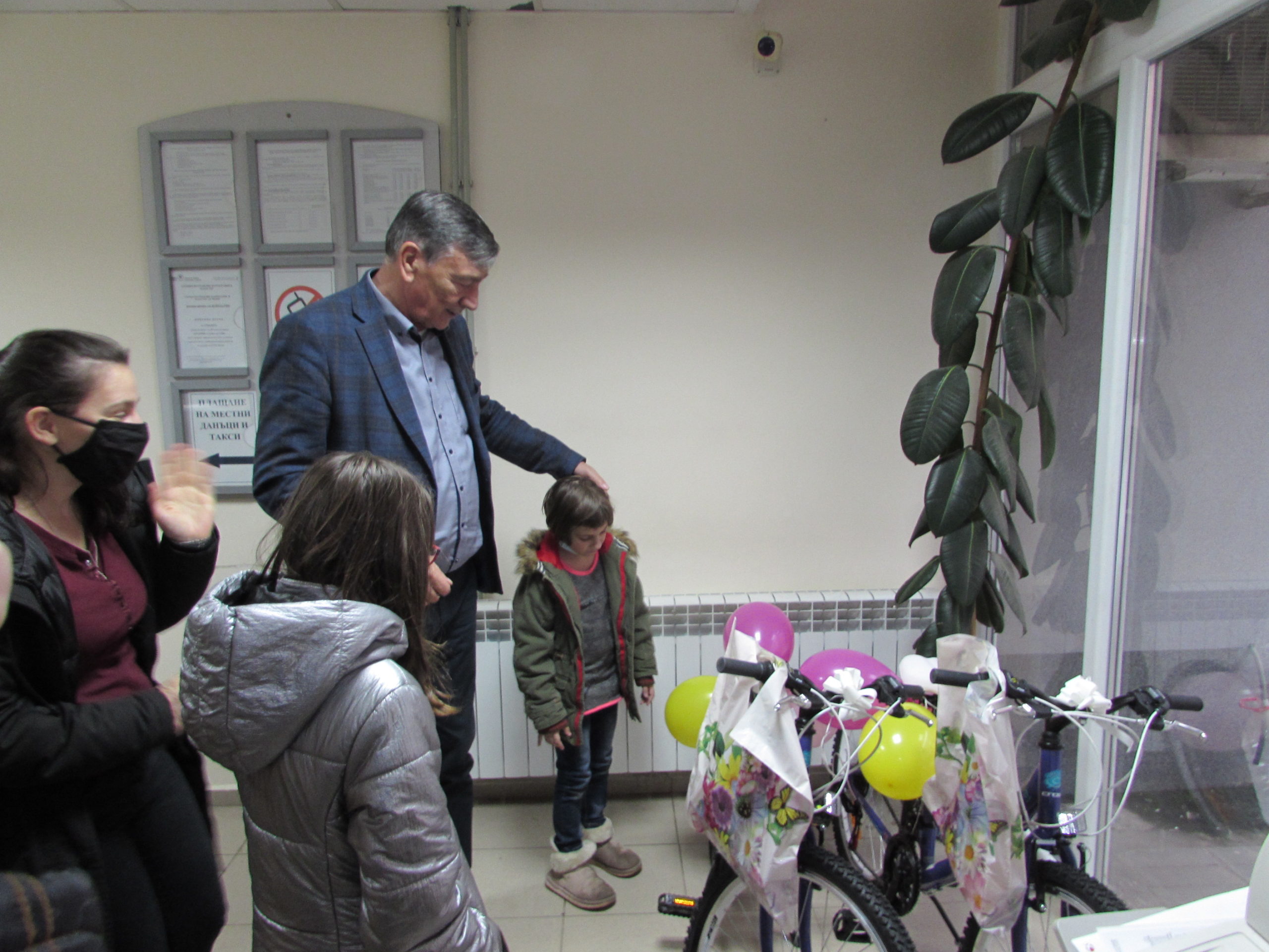 Зарадваха социално слаби деца с велосипеди в Белоградчик