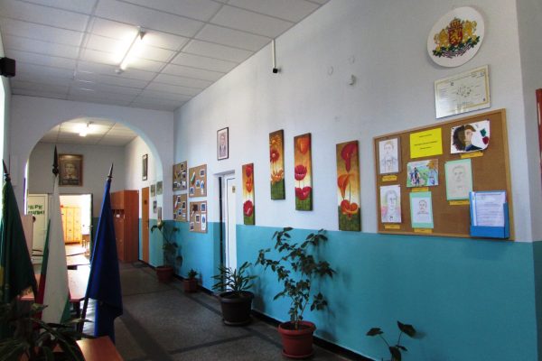 НУ „Васил Левски” – Белоградчик обнови коридорите си преди завръщането на учениците