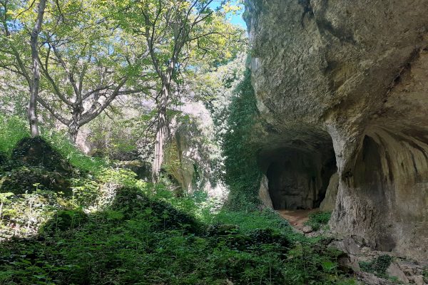 Пещера Пешкето и Кадин вир – две малко познати природни забележителности край село Лиляче