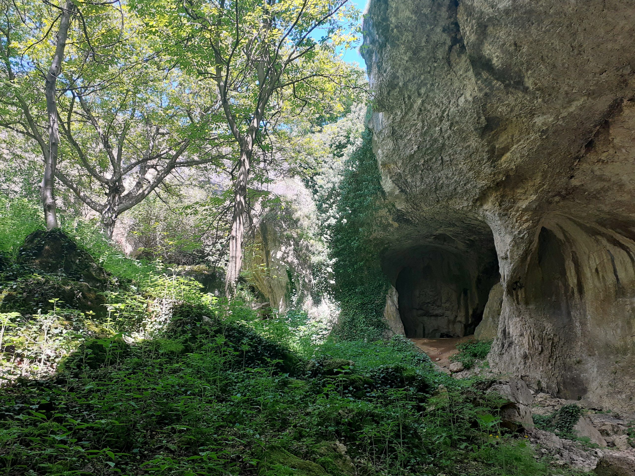 Пещера Пешкето и Кадин вир – две малко познати природни забележителности край село Лиляче