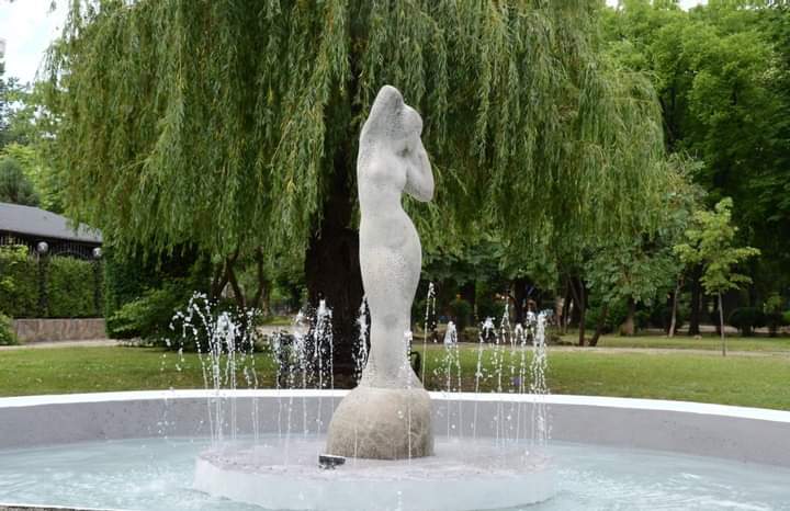 Фонтан с фигурата на жена краси Крайдунавския парк