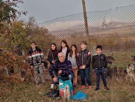 Деца от Игнатица подпомогнаха с храна приюта за бездомни кучета в Долна Кремена