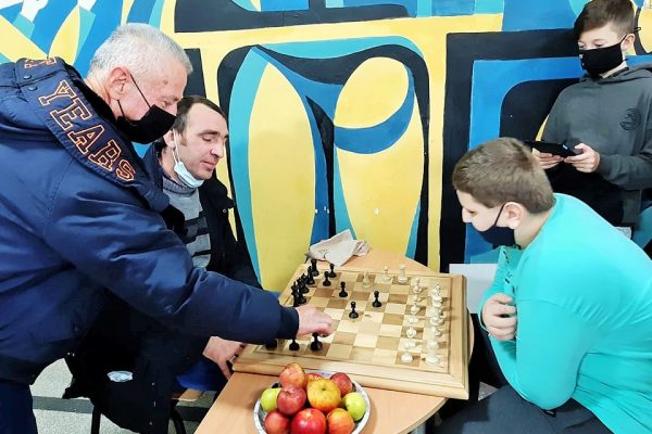 Майстор дърводелец подари на мездренско училище саморъчно изработена шахматна дъска