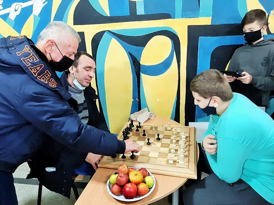 Майстор дърводелец подари на мездренско училище саморъчно изработена шахматна дъска