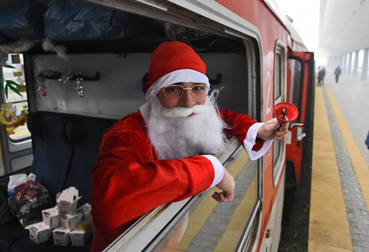 Дядо Коледа пристига с влак в Роман с подаръци за децата от социалните домове