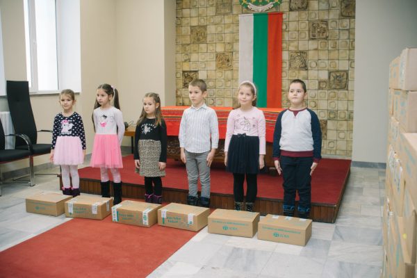 Фондация „АДРА България” зарадва с подаръци за Коледа 200 деца от община Мездра