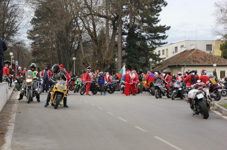 Мотористи от Козлодуй с благотворително коледно шествие