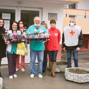 Община Мездра и БЧК поздравиха за Бабинден акушер-гинеколозите в многопрофилната болница в града