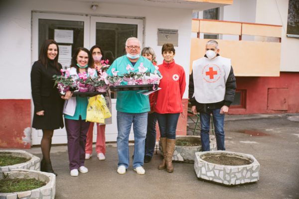 Община Мездра и БЧК поздравиха за Бабинден акушер-гинеколозите в многопрофилната болница в града