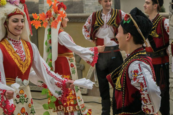 Античен ритуал и народни танци оживяха по време на Дионисиевите празници в Мездра