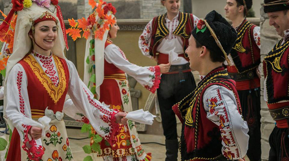 Античен ритуал и народни танци оживяха по време на Дионисиевите празници в Мездра
