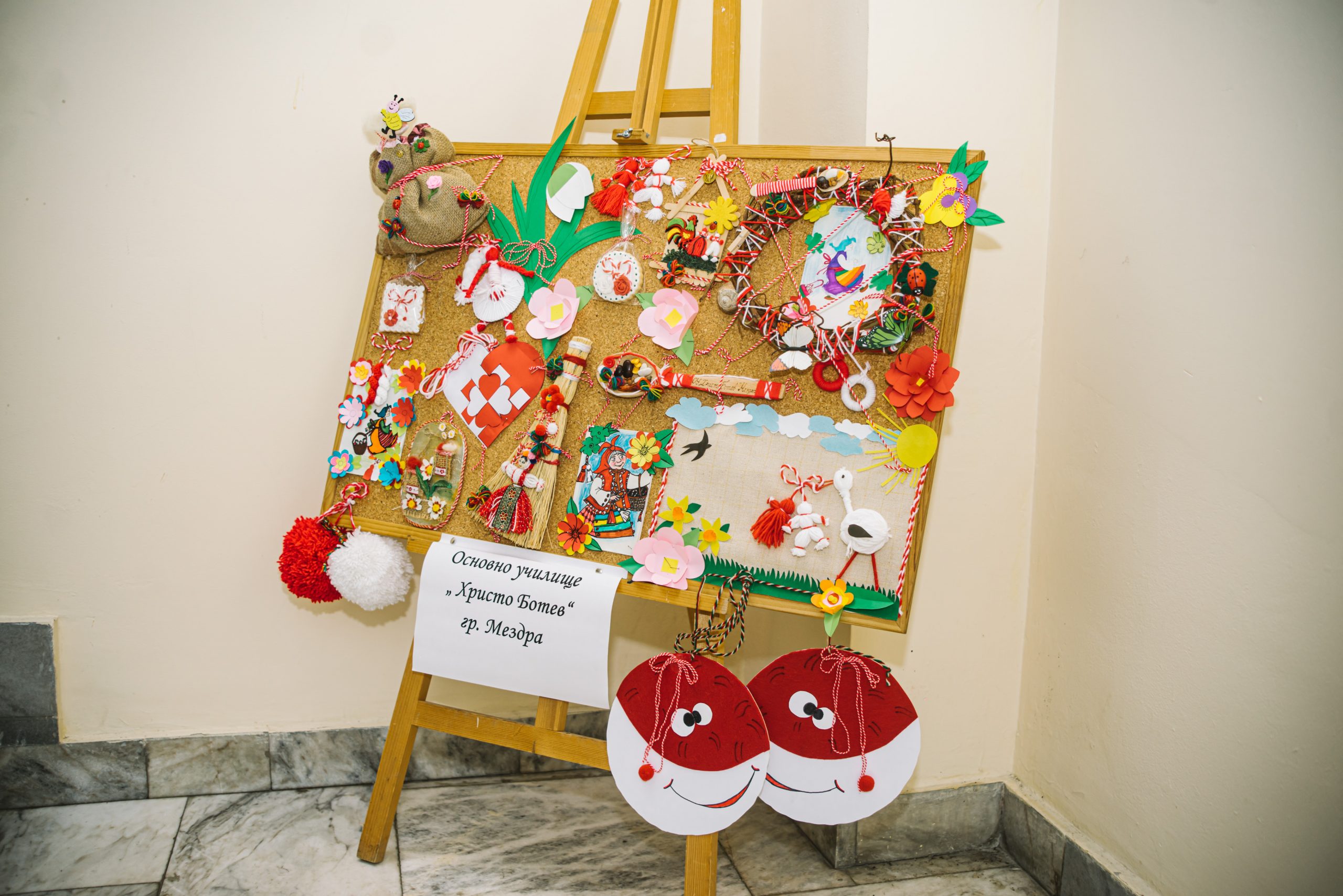 Изложба на пана с мартеници, изработени от деца, е подредена в сградата на община Мездра