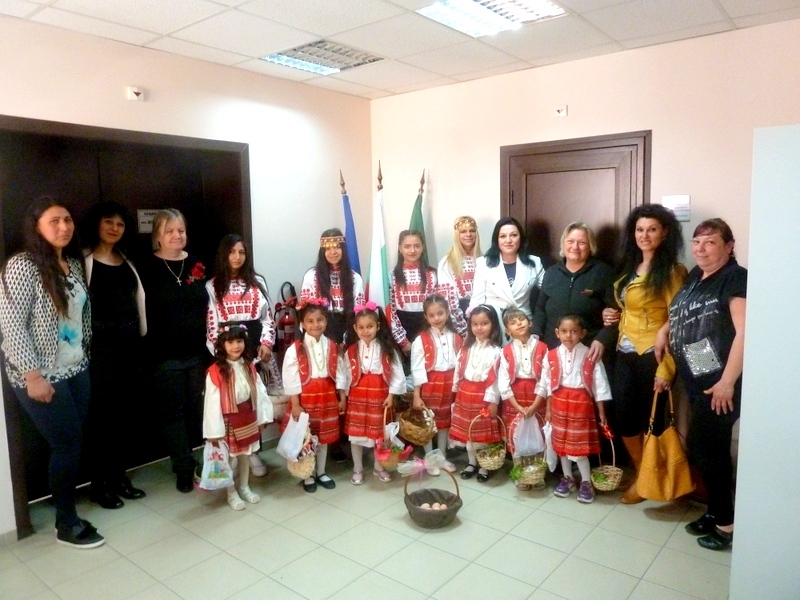 Лазарки посетиха сградата на община Борован