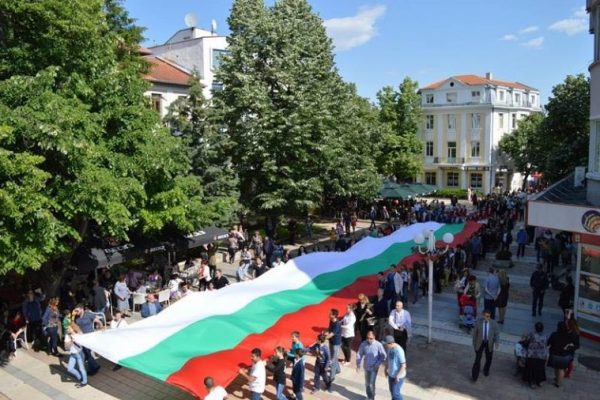 Враца отбелязва 24 май с празнично шествие и 25-метров трибагреник