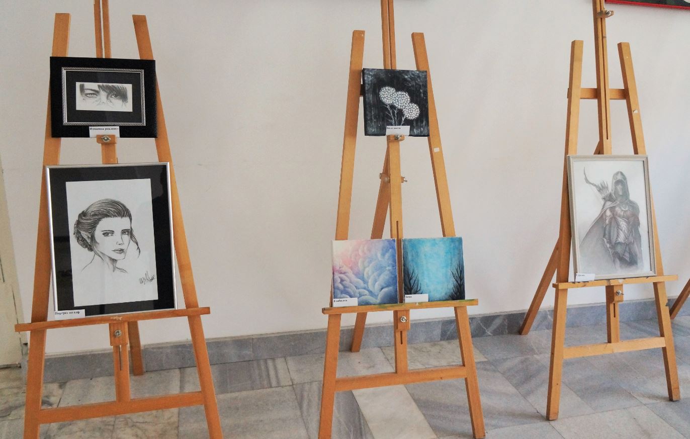 Младата художничка Ивелина Ивова подреди самостоятелна изложба в Мездра