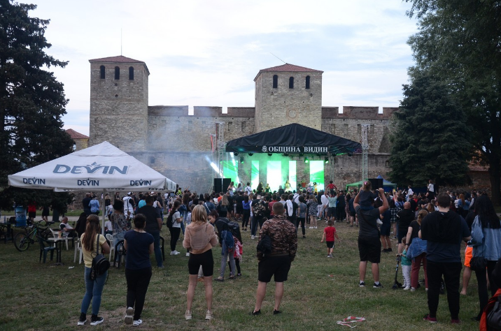 Summer Vibes Festival зарадва младежите във Видин с разнообразна програма