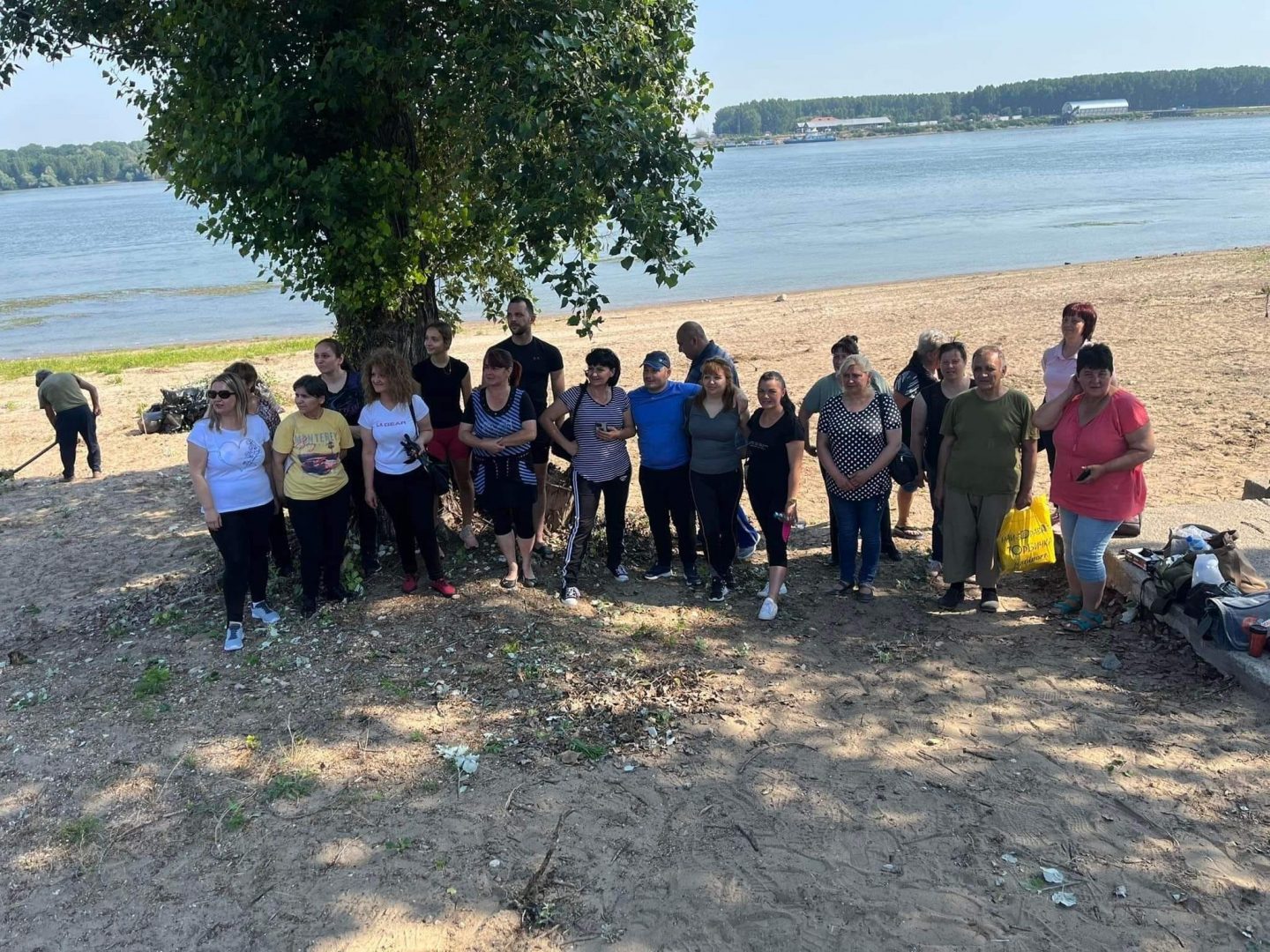 Почистиха Градския плаж в Оряхово по инициатива на ученичка