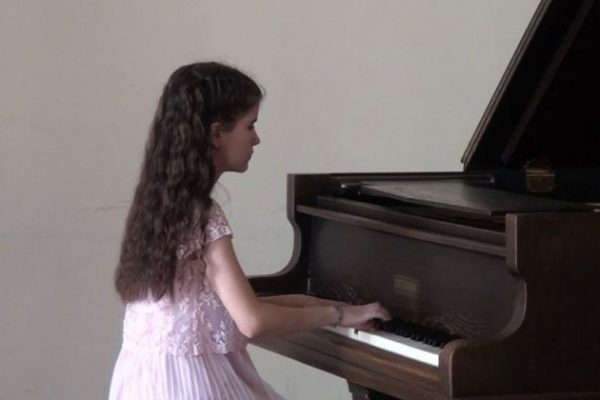 Младата пианистка Елица Стефанова от Враца спечели три награди на международен конкурс