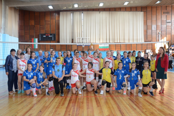 Наградиха победителите в Димитровденския волейболен турнир