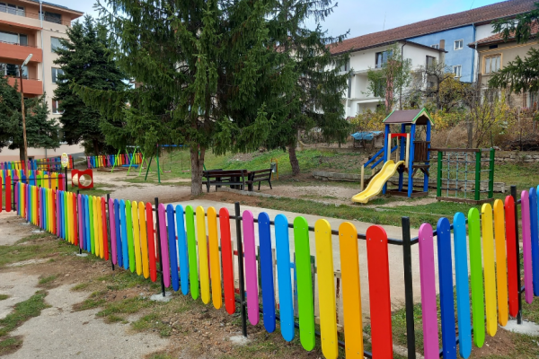Нови цветни огради сложиха на две детски площадки в Белоградчик