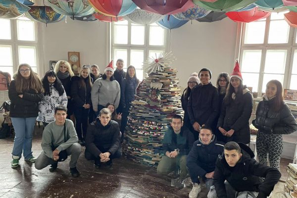 Ученици доброволци създадоха елха от книги в център „Книгини” в Челопек