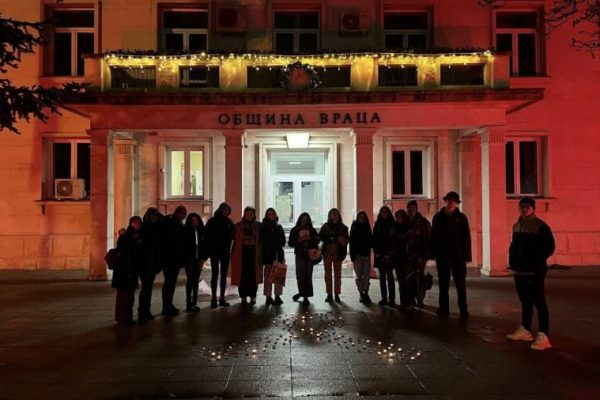 Община Враца светна в червено по повод Световния ден за борба със СПИН