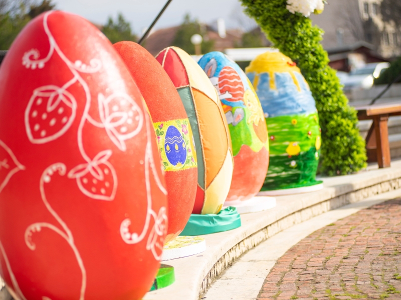 Деца и ученици украсиха центъра на Мездра с пъстри великденски яйца