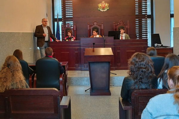 Часове по гражданско образование за ученици се провеждат в Административен съд – Видин