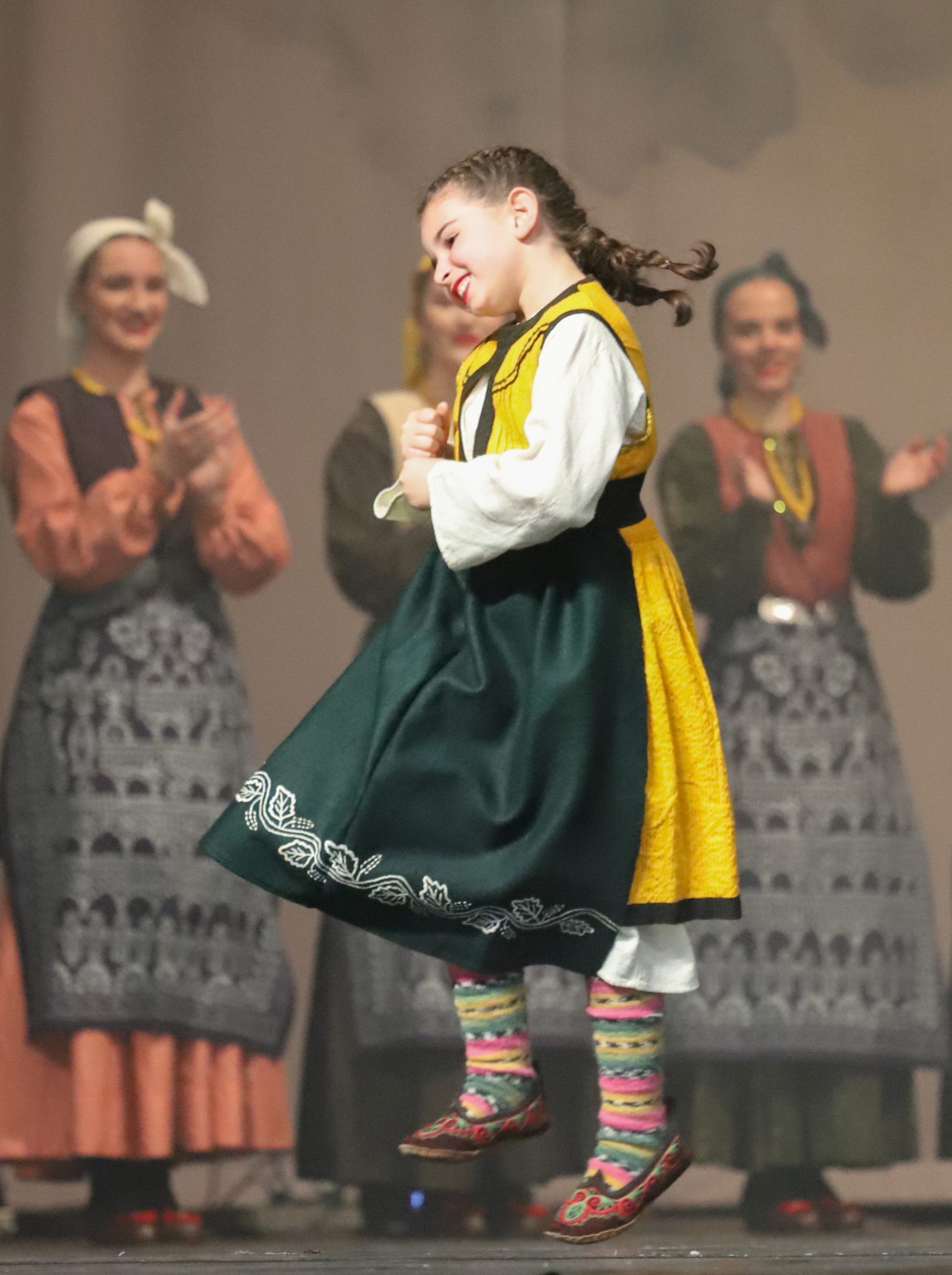представителен фолклорен ансамбъл "Шевица" танцьорки