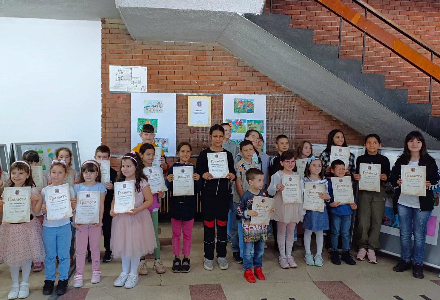 Наградиха участниците в конкурс за детска рисунка по ромска приказка
