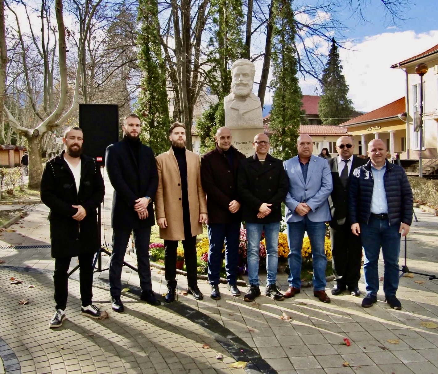 Вършец посрещна 21 ноември с преклонение: открит бе бюст-паметникът на Христо Ботев