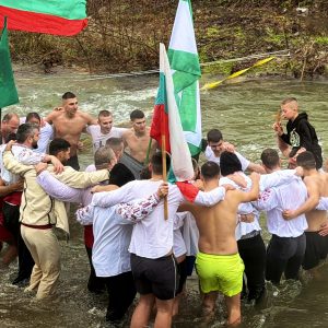 Между дъжда, мъглата и вярата – Йордановден във Вършец