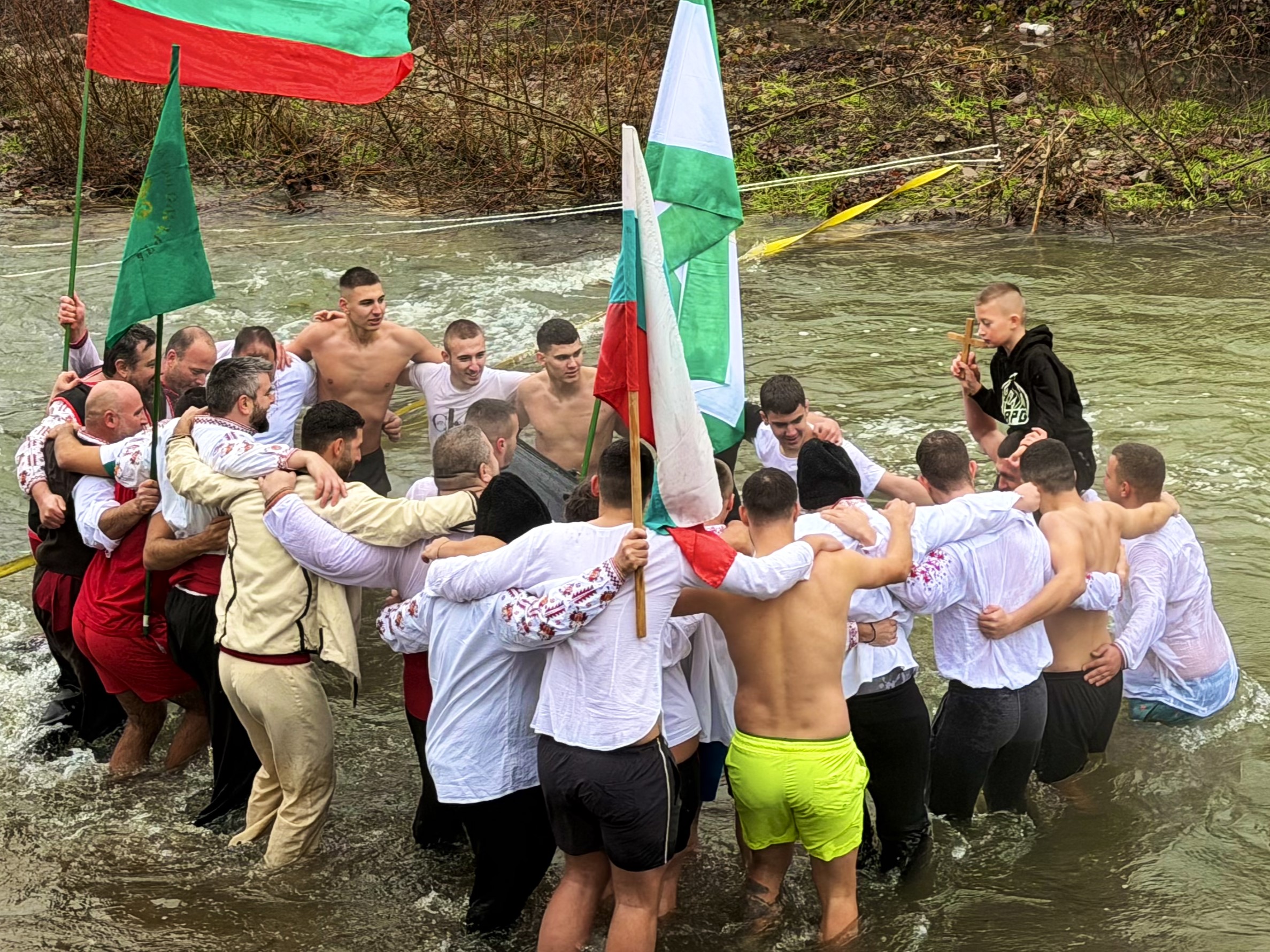 Между дъжда, мъглата и вярата – Йордановден във Вършец