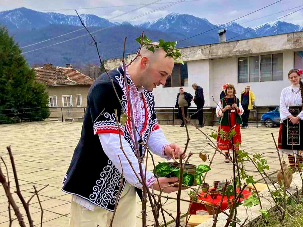 Както традицията повелява: Вършец отбеляза Трифон Зарезан с ритуали, вино и празнично настроение