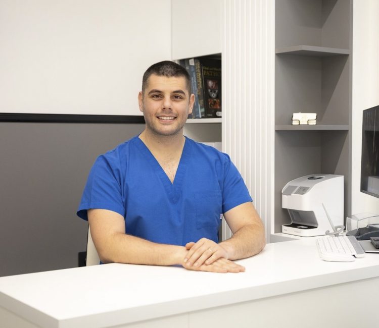 Съдбата обича силните: историята на оралния хирург д-р Алекс Борисов