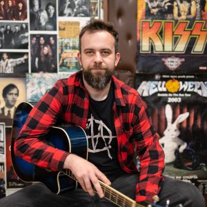 „Рокендролът е още жив“: Деян Лилков за китарите, преподаването и Nirvana