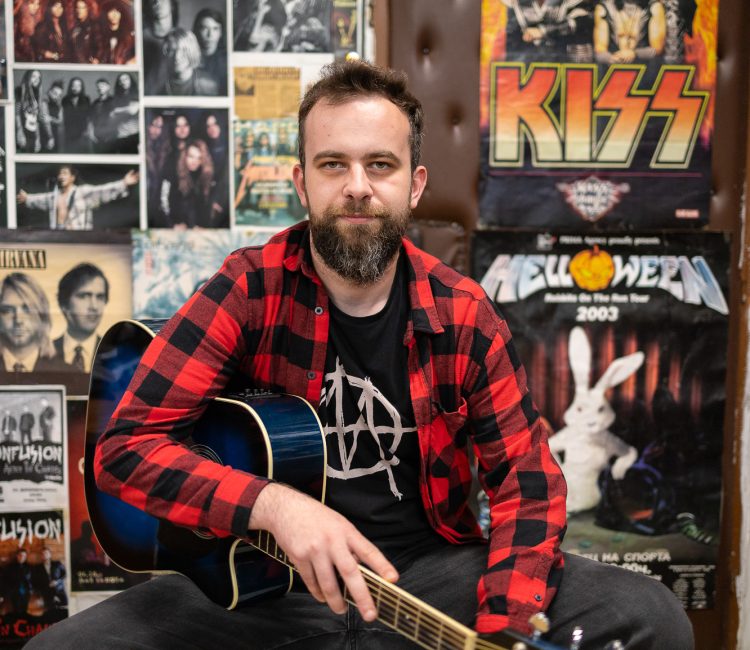 „Рокендролът е още жив“: Деян Лилков за китарите, преподаването и Nirvana
